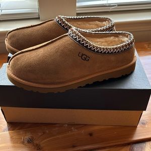 New with tags in box! M8 Ugg Tasman slipper in Chestnut